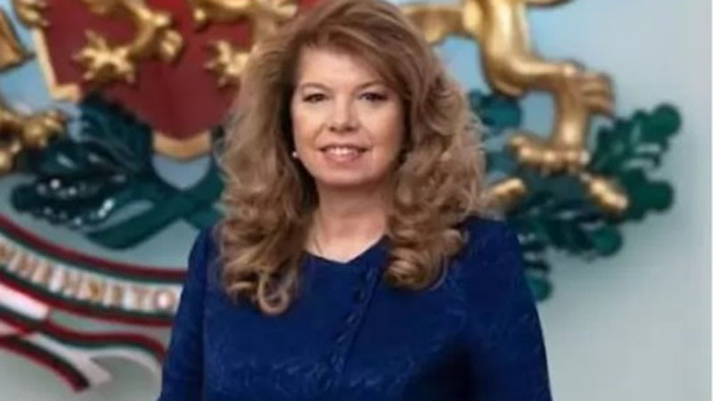 Илияна Йотова връчва награди в Конкурса за есе за студенти и ученици от български общности по света