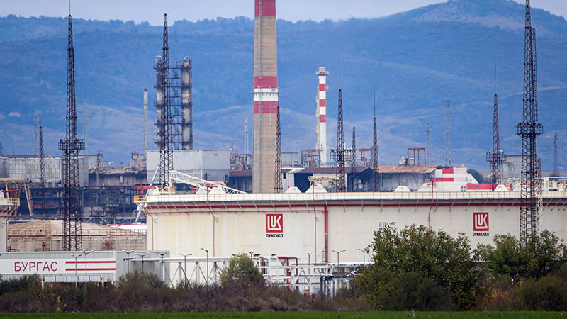 Задушлива миризма на нефт и газ в Бургас, РИОСВ влезе на проверка в "Лукойл Нефтохим"
