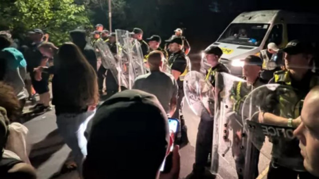 Сблъсъци между антиимиграционни протестиращи и полицията в Портсмут