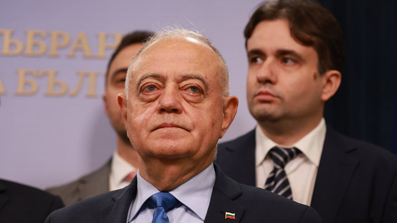 Заради пожара в "ЕМКО": "Демократична България" вика Радев в парламента