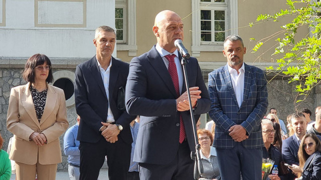 Хуманитарната гимназия в Пловдив отвори врати, кметът иска санкция за ремонта