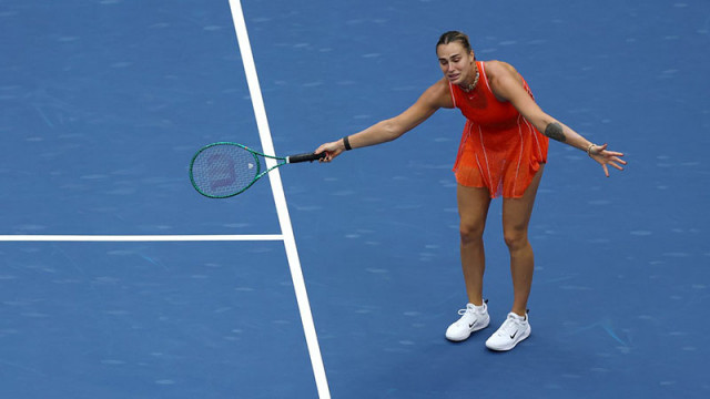 Глобиха Сабаленка заради псувни и счупена ракета във финала на US Open