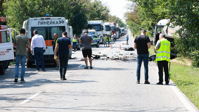 Верижна катастрофа с македонски ТИР, бус и две коли край Пазарджик, жена е в болница