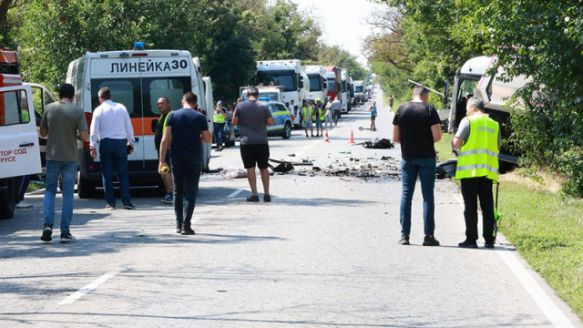 Верижна катастрофа с македонски ТИР, бус и две коли край Пазарджик, жена е в болница
