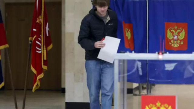 Затвориха първите избирателни секции в Русия, започна броенето