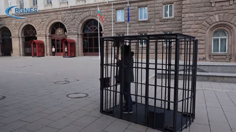 200 души ще се редуват в клетка пред парламента в продължение на две седмици