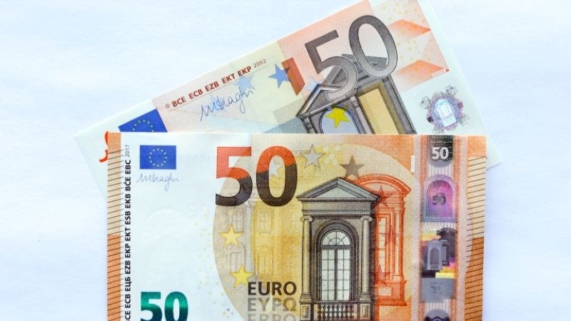 Правителството реши кой ще получи по 50 евро заради поскъпването на горивата