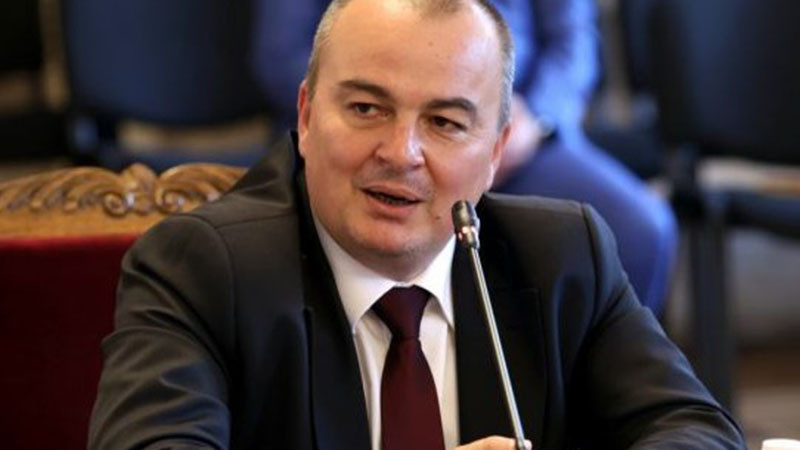 Парламентът изслушва министър Абровски за огнището на шарка в Хасковско