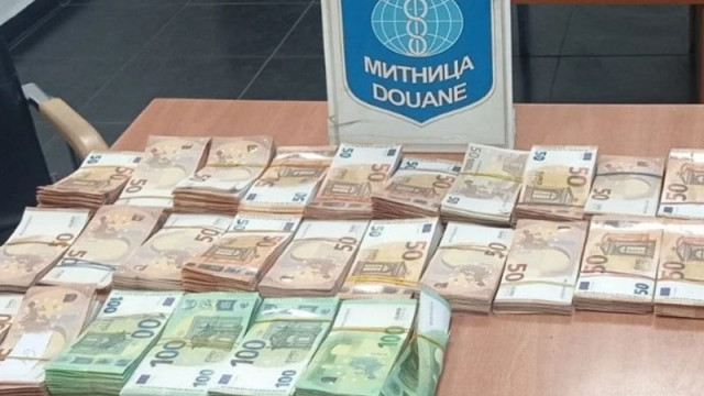 Откриха хиляди евро и долари в обувки и багаж на "Капитан Андреево"
