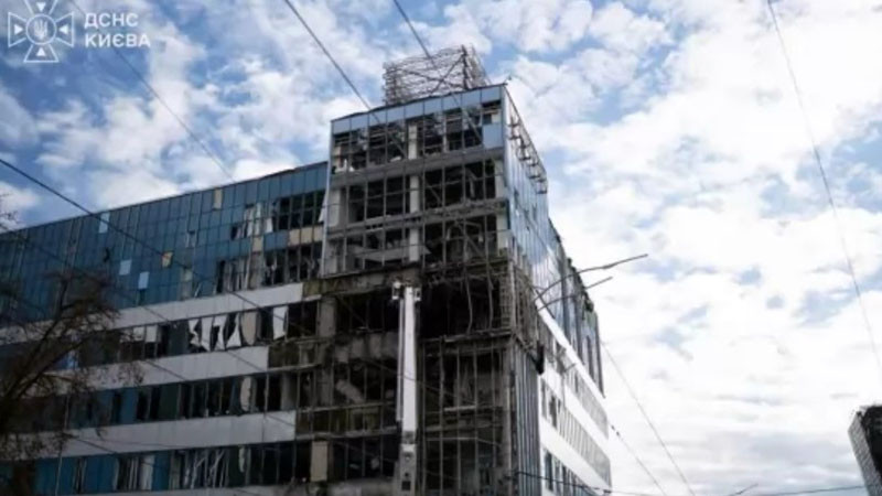 Дрон удари офис сграда в Киев, петима души са загинали