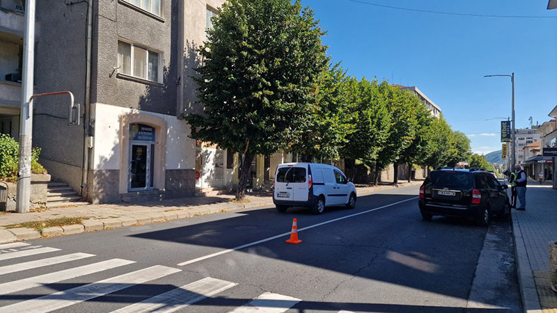 Възрастна шофьорка блъсна момиче на 18 години на пешеходна пътека в Смолян