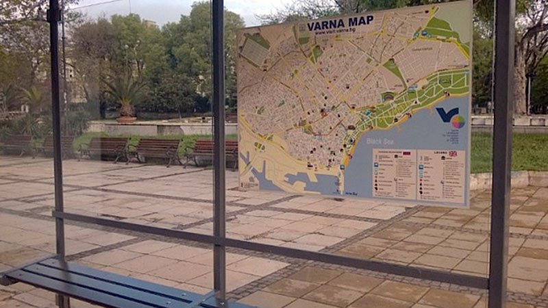 Автобус на градския транспорт във Варна самокатастрофира, трима пострадаха