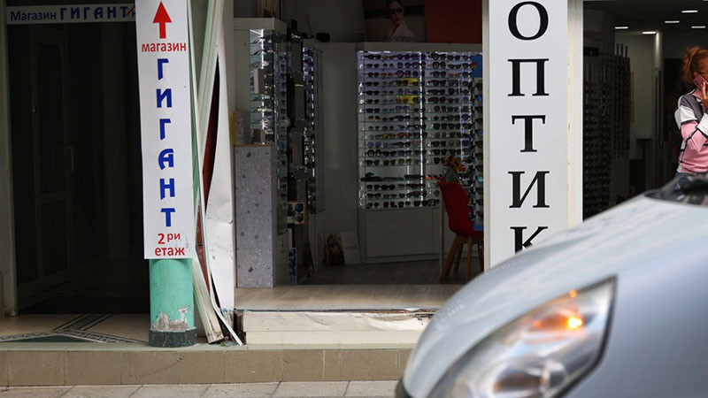 Патрулка се заби в оптика в Бургас при среднощно преследване на издирван