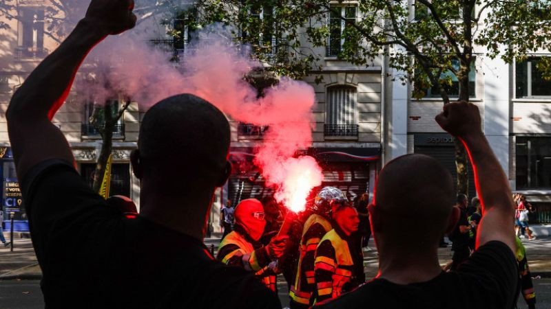Палежи, блокади и стотици арести: Ученическите протести във Франция излизат извън контрол