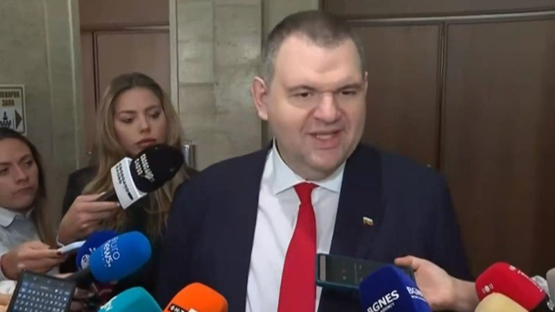 Пеевски: Ако покажат 36 фактури за мои полети, платени от фирма, подавам оставка като лидер на ДПС