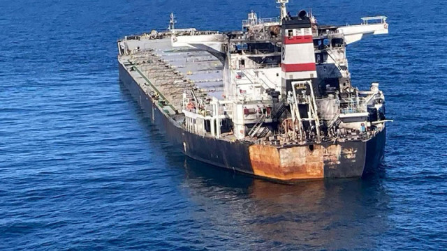 Военни следят ударен от дрон кораб, дрейфуващ край Шабла