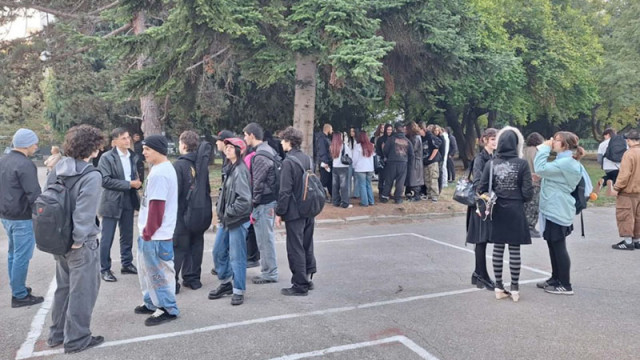 Ученици от ПТГ-Варна се събраха на протест в двора на училището