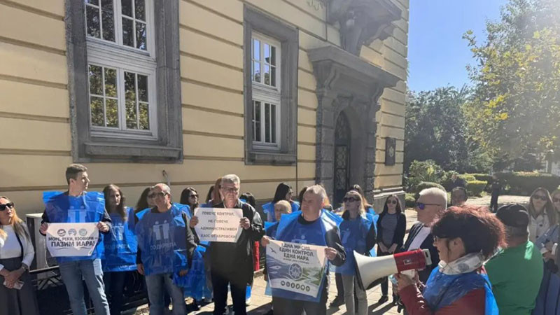 Служители на ИАРА излчзоха на протест в Бургас срещу сливането с Агенцията по горите
