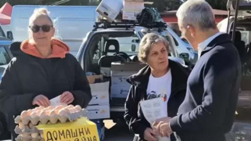 Гюров на пазара в Джулюница: Здрасти! Какво продавате? Еййй, бухти, а! Граждани: Циркаджия!