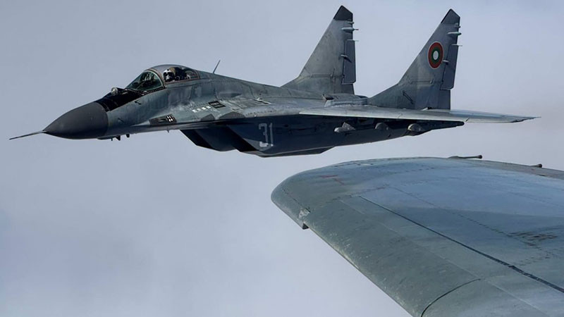 Румънски F-16 и български МиГ-29 тренираха приземяване на нарушител