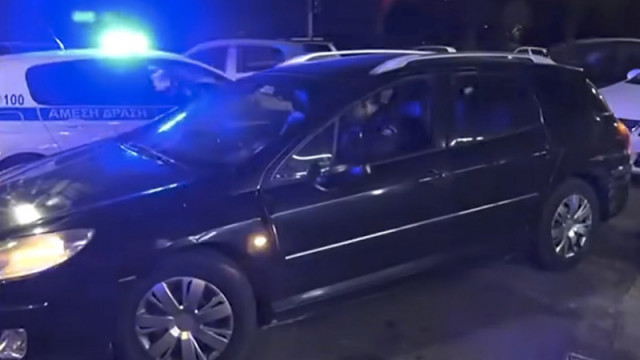 Зрелищна гонка в Солун между полицаи и българска кола с мигранти (видео)