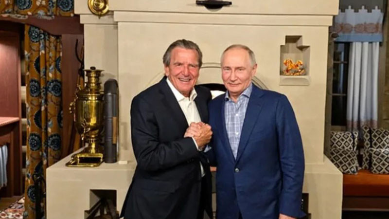 Бившият германски канцлер Герхард Шрьодер посети Путин за рождения му ден