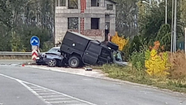 Четирима ранени при верижен сблъсък, предизвикан от военен джип край Пловдив