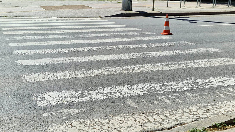 Кола блъсна жена и внука ѝ на пешеходна пътека с изтрита маркировка в Русе