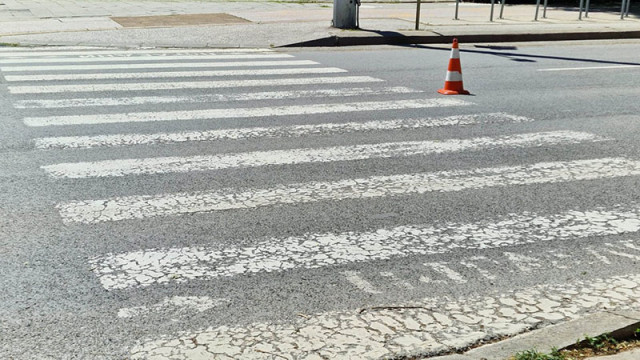 Кола блъсна жена и внука ѝ на пешеходна пътека с изтрита маркировка в Русе