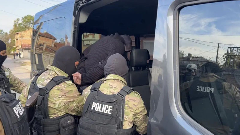 Разбиха нарколаборатория в частен дом в Бургас, има задържан