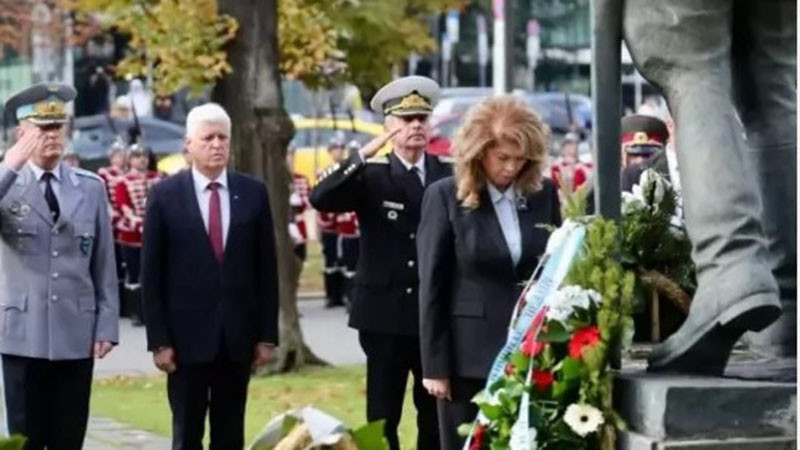 Президентът Йотова прие почетния караул и поднесе венец в памет на загиналите за Родината летци