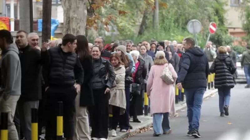 Сърбия гласува: Огромни опашки пред секциите още от сутринта