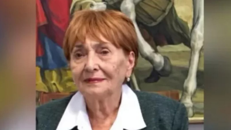 Нападнаха 82-годишната майка на Вучич край избирателна секция в Белград