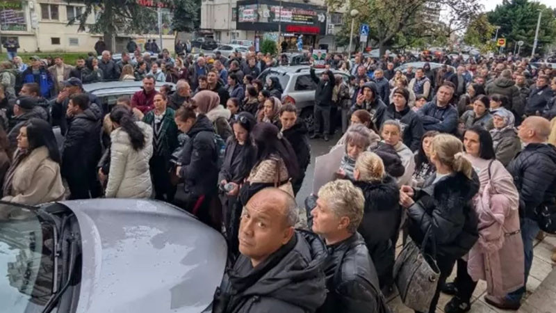 Вълна от подкрепа за Ревански и Гавазов:Голям протест пред съда в Бургас срещу репресиите към ДПС