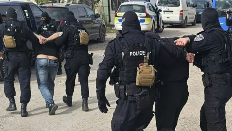При спецакция в Хасковско задържаха 13 души, откриха наркотици и контрабандни стоки