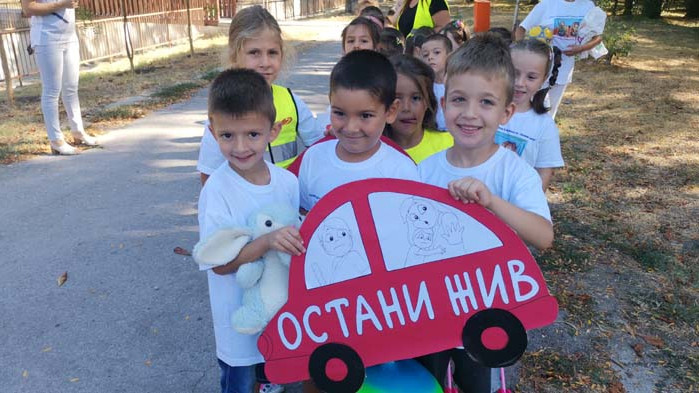 Децата от ДГ “Валентина Терешкова“ дадоха урок на шофьорите с флашмоб (ВИДЕО)