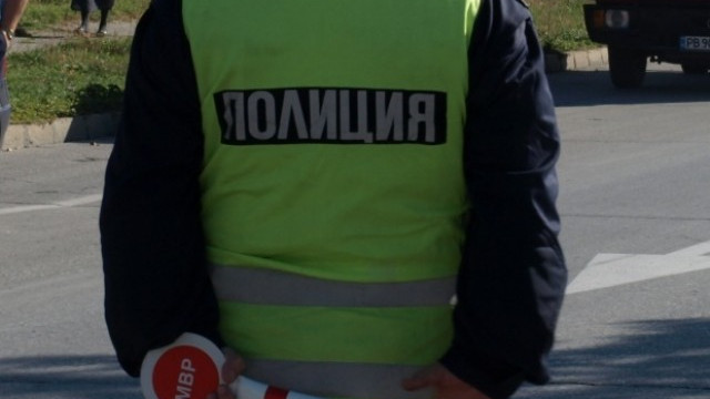 Познайник на МВР подхвърля 100 лв в полицейска кола при проверка