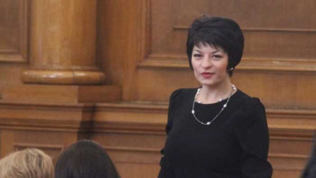 Атанасова: Ако се гласува само машинно, част от хората ще бъдат лишени да дадат гласа си
