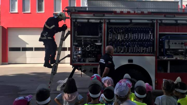 В седмицата на пожарната безопасност огнеборците зарадваха малчуганите