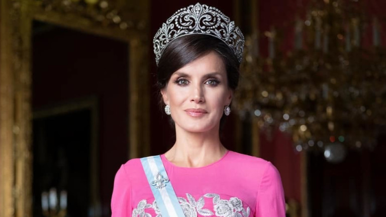 Кралица Летисия, роклята Michael Kors и годишнината на един испански вестник