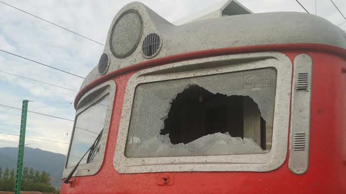 Посегателство срещу локомотив предизвика щети и закъснение на бърз влак от София за Бургас