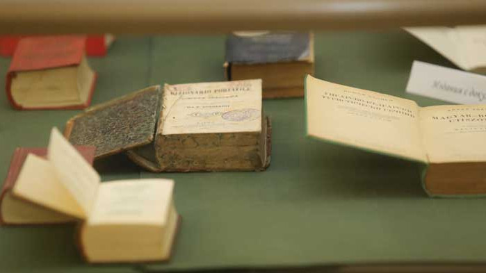 БАН показа колекция от миниатюрни книги, някои колкото монета