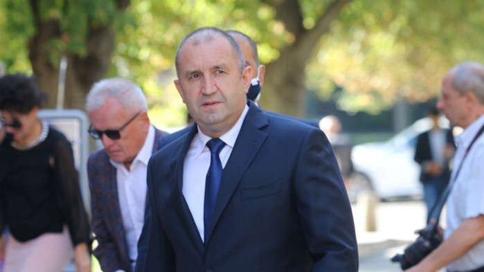 Иска ли Радев да се еманципира от БСП напълно и да изземе лидерската позиция?