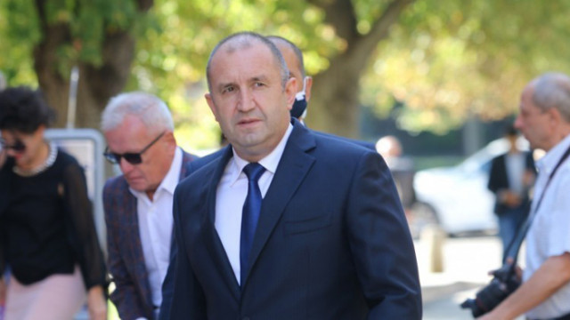 Иска ли Радев да се еманципира от БСП напълно и да изземе лидерската позиция?