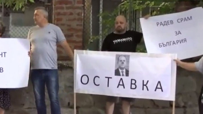 Пловдивчани чакат Радев пред зала „Сила“