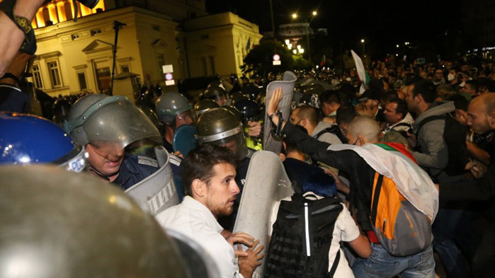 МВР за протеста: Полицай е с разбита глава, други двама с наранявания