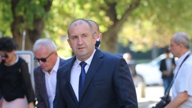 Граждани освиркаха Румен Радев на влизане в авиобаза „Граф Игнатиево“