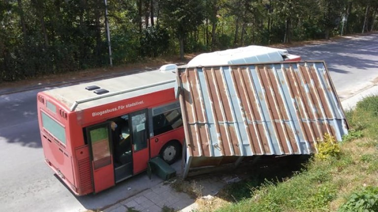Автобус помете спирка на градския транспорт в Смолян