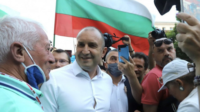 Посрещнаха Радев в Свищов с плакати „Оставка“