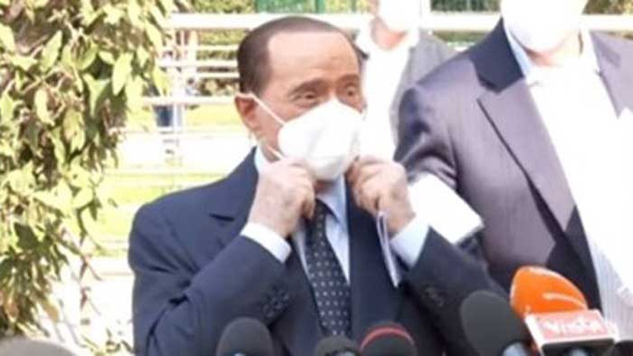 Месец след заразяването си Берлускони още е с положителен тест, иска в болница
